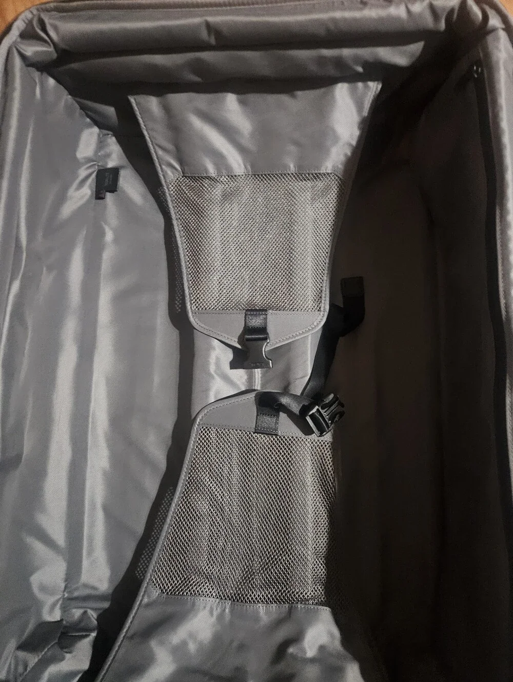 Tumi Hard-Shell  Spinner Suitcase - Men Bags